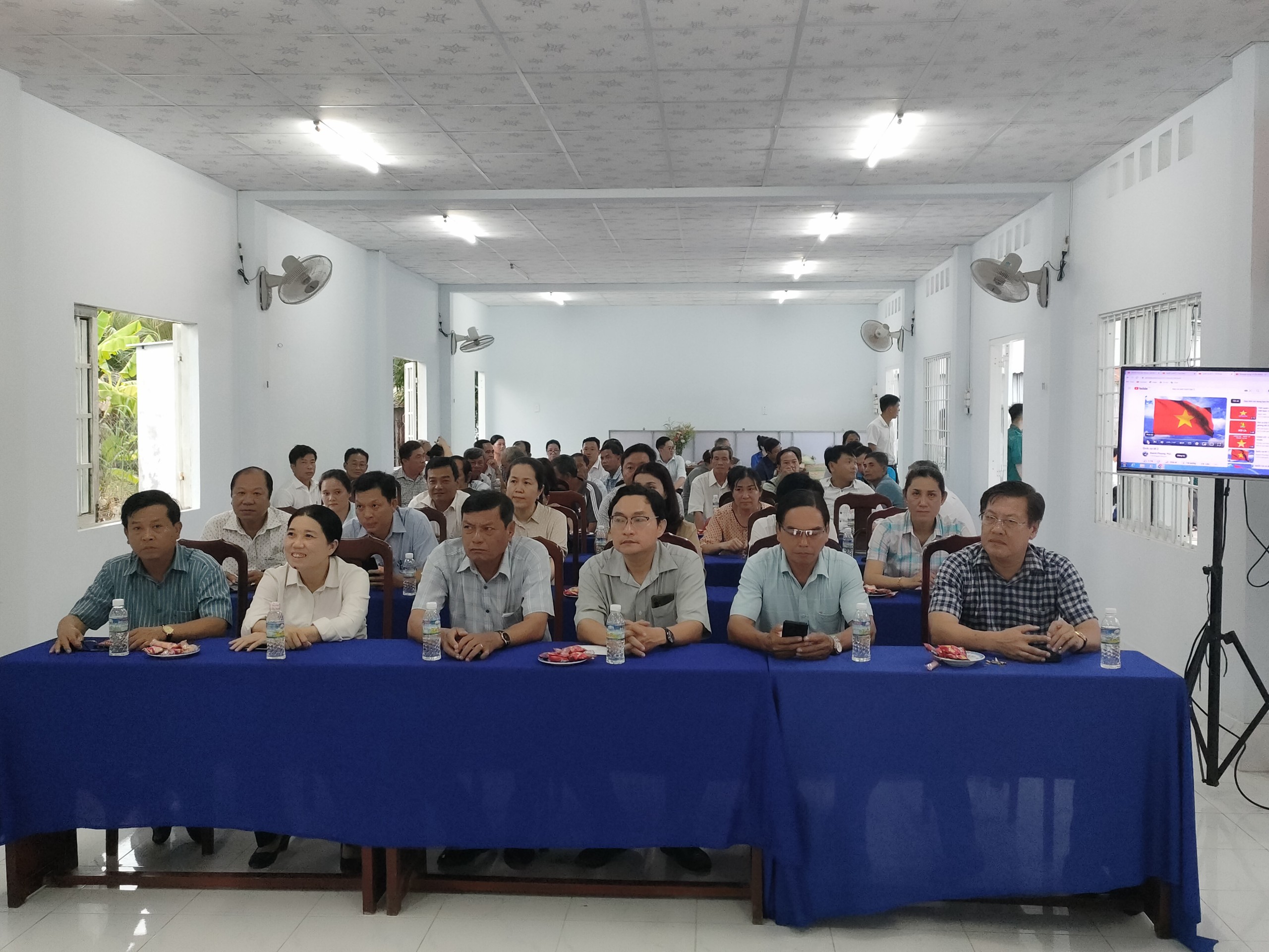 Lãnh đạo UBND thành phố Hà Tiên, các Ban ngành Thành phố và lãnh đạo xã tham dự ngày Hội Đại đoàn kết dân tộc tại ấp Ngã Tư, xã Thuận Yên.